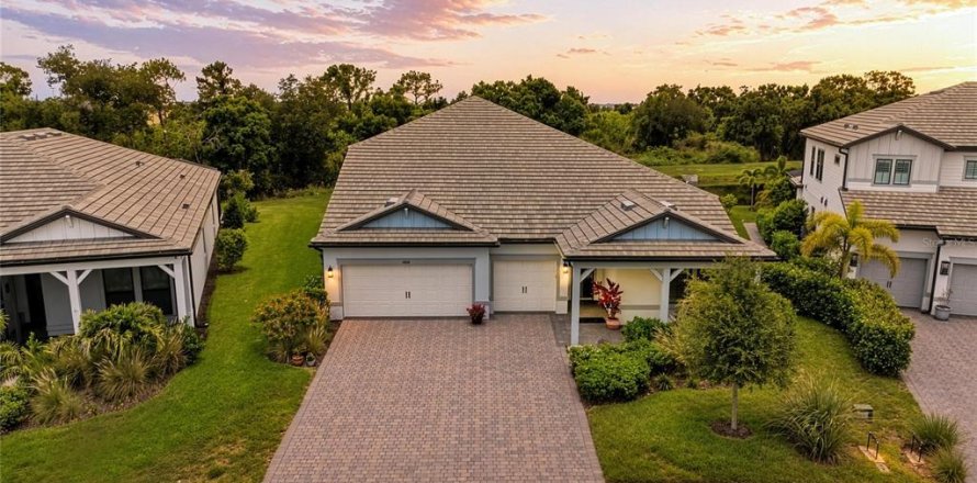 House in Lakewood Ranch, Florida 5 bedrooms, 391.95 sq.m. № 2150692
