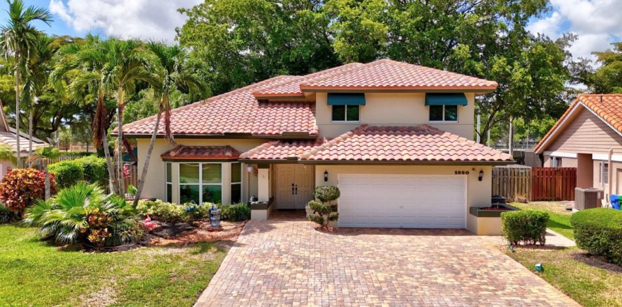 House in Coral Springs, Florida 4 bedrooms, 228.73 sq.m. № 1221257