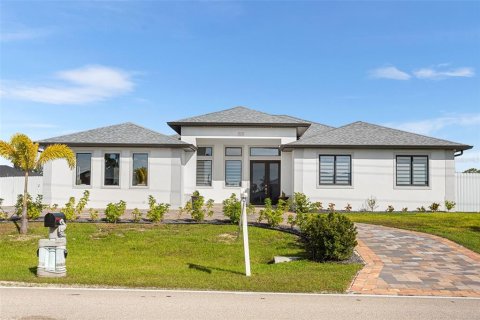 House in Cape Coral, Florida 4 bedrooms, 195.28 sq.m. № 1583837 - photo 1