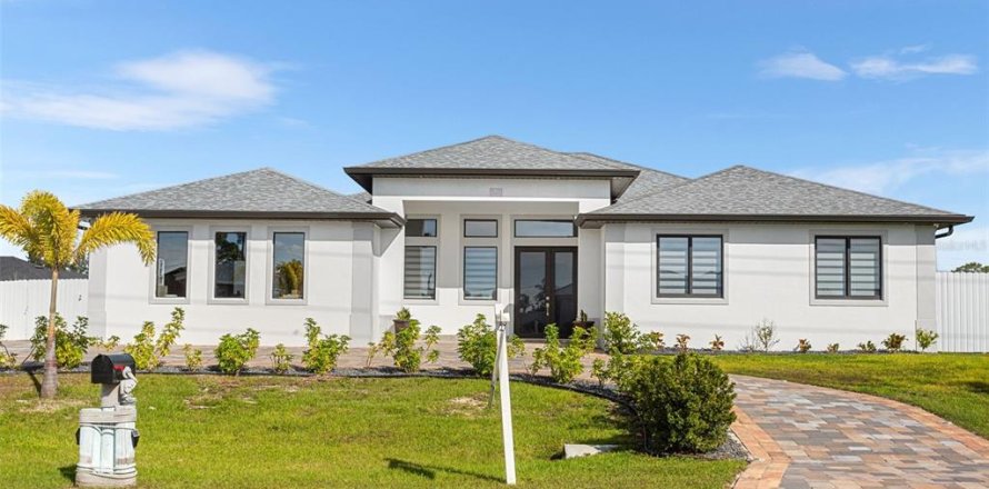 House in Cape Coral, Florida 4 bedrooms, 195.28 sq.m. № 1583837