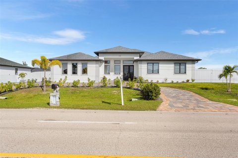 House in Cape Coral, Florida 4 bedrooms, 195.28 sq.m. № 1583837 - photo 3