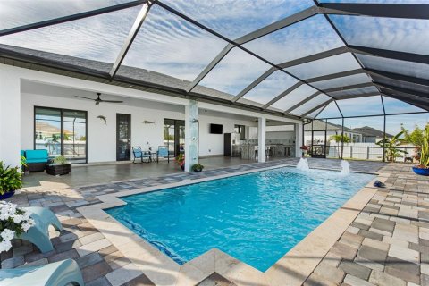 House in Cape Coral, Florida 4 bedrooms, 195.28 sq.m. № 1583837 - photo 2