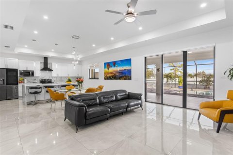 House in Cape Coral, Florida 4 bedrooms, 195.28 sq.m. № 1583837 - photo 4