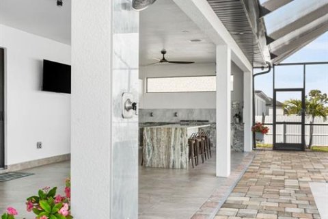 House in Cape Coral, Florida 4 bedrooms, 195.28 sq.m. № 1583837 - photo 29