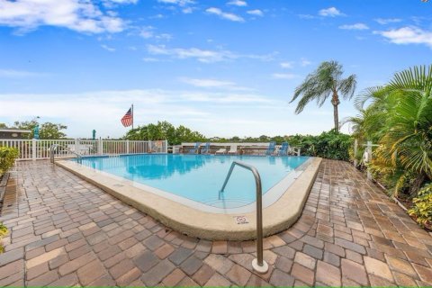 Condo in Indian Shores, Florida, 2 bedrooms  № 2099126 - photo 22
