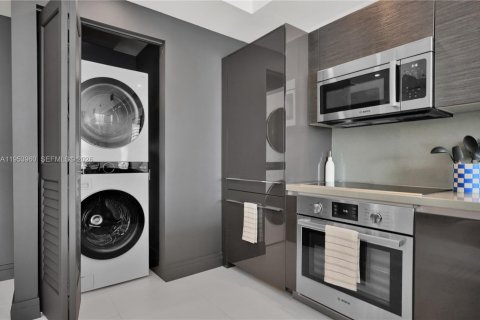 Condominio en alquiler en Miami, Florida, 1 dormitorio, 84.08 m2 № 2054940 - foto 17