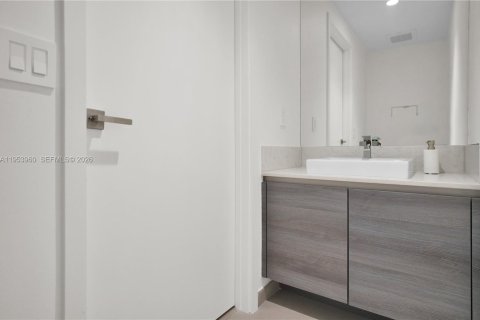 Condominio en alquiler en Miami, Florida, 1 dormitorio, 84.08 m2 № 2054940 - foto 16