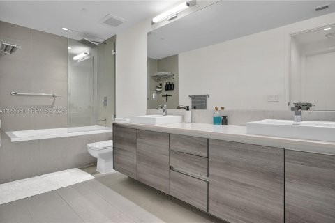 Condominio en alquiler en Miami, Florida, 1 dormitorio, 84.08 m2 № 2054940 - foto 12