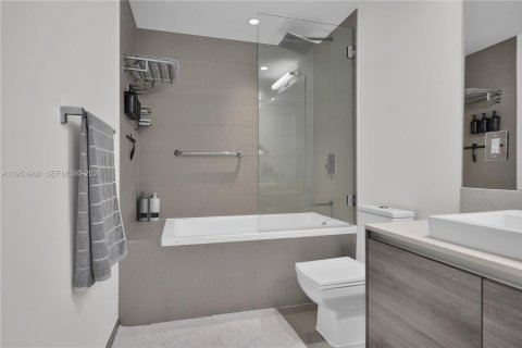 Condominio en alquiler en Miami, Florida, 1 dormitorio, 84.08 m2 № 2054940 - foto 13