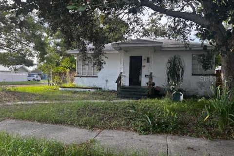 House in Saint Petersburg, Florida 4 bedrooms, 177.72 sq.m. № 1856099 - photo 1