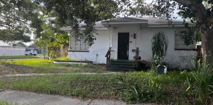 House in Saint Petersburg, Florida 4 bedrooms, 177.72 sq.m. № 1856099