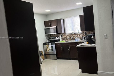 Immobilier commercial à vendre à Miami, Floride: 231.33 m2 № 2018995 - photo 6