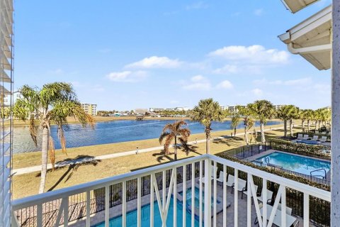 House in Kissimmee, Florida 8 bedrooms, 447.32 sq.m. № 2101511