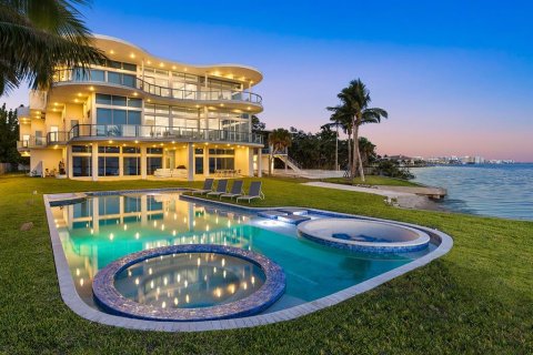 House in Sarasota, Florida 8 bedrooms, 824.51 sq.m. № 1758244 - photo 1