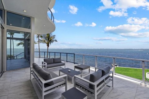 House in Sarasota, Florida 8 bedrooms, 824.51 sq.m. № 1758244 - photo 17