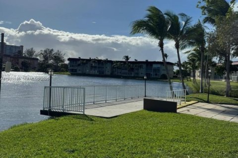 Снять в аренду кондоминиум в Майами, Флорида 1 спальня, 88.63м2, № 2047527 - фото 23