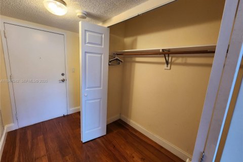 Condominio en alquiler en Sunny Isles Beach, Florida, 55.28 m2 № 2004211 - foto 12