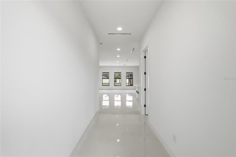 House in Tampa, Florida 4 bedrooms, 362.32 sq.m. № 2098909 - photo 7