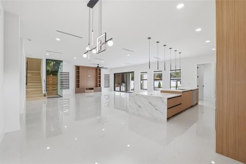 House in Tampa, Florida 4 bedrooms, 362.32 sq.m. № 2098909 - photo 9