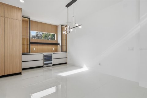 House in Tampa, Florida 4 bedrooms, 362.32 sq.m. № 2098909 - photo 11
