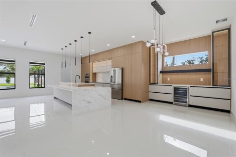 House in Tampa, Florida 4 bedrooms, 362.32 sq.m. № 2098909 - photo 13