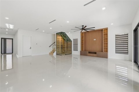 House in Tampa, Florida 4 bedrooms, 362.32 sq.m. № 2098909 - photo 24