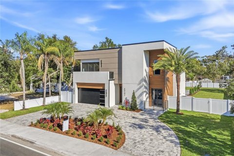 House in Tampa, Florida 4 bedrooms, 362.32 sq.m. № 2098909 - photo 5