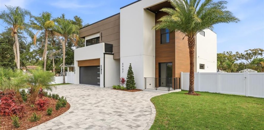House in Tampa, Florida 4 bedrooms, 362.32 sq.m. № 2098909