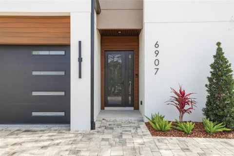 House in Tampa, Florida 4 bedrooms, 362.32 sq.m. № 2098909 - photo 6