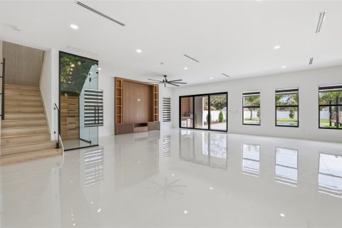 House in Tampa, Florida 4 bedrooms, 362.32 sq.m. № 2098909 - photo 27