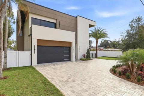 House in Tampa, Florida 4 bedrooms, 362.32 sq.m. № 2098909 - photo 4