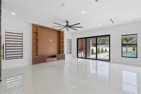 House in Tampa, Florida 4 bedrooms, 362.32 sq.m. № 2098909 - photo 30
