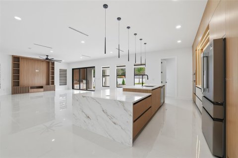 House in Tampa, Florida 4 bedrooms, 362.32 sq.m. № 2098909 - photo 14