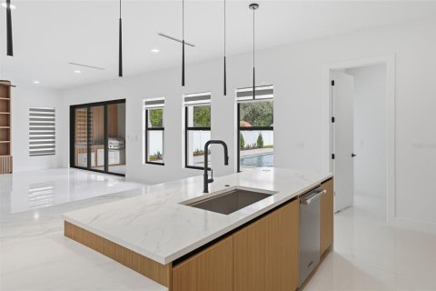House in Tampa, Florida 4 bedrooms, 362.32 sq.m. № 2098909 - photo 18