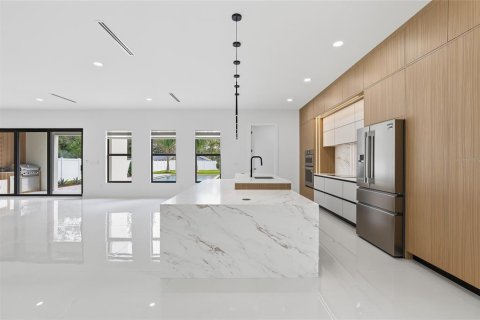 House in Tampa, Florida 4 bedrooms, 362.32 sq.m. № 2098909 - photo 10