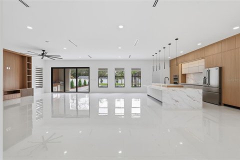 House in Tampa, Florida 4 bedrooms, 362.32 sq.m. № 2098909 - photo 8
