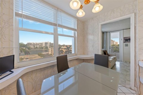 Condo in Hollywood, Florida, 2 bedrooms  № 2054219 - photo 15