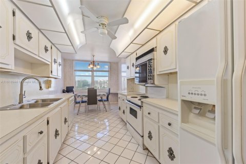 Condo in Hollywood, Florida, 2 bedrooms  № 2054219 - photo 10