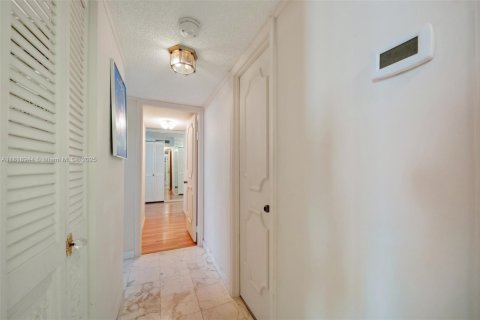 Condo in Hollywood, Florida, 2 bedrooms  № 2054219 - photo 19