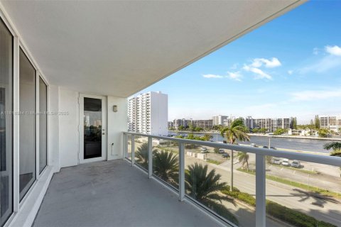 Condo in Hollywood, Florida, 2 bedrooms  № 2054219 - photo 17