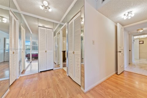 Condo in Hollywood, Florida, 2 bedrooms  № 2054219 - photo 24