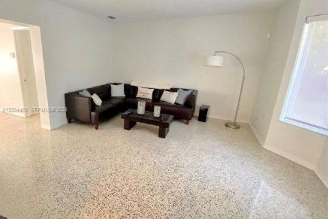 Casa en alquiler en Coral Gables, Florida, 3 dormitorios, 178.47 m2 № 2085350 - foto 8