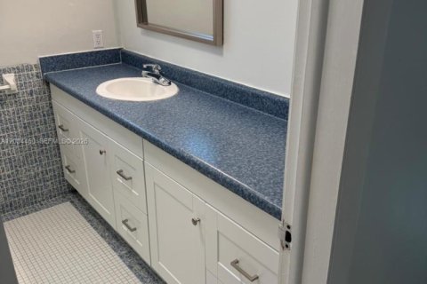 Casa en alquiler en Coral Gables, Florida, 3 dormitorios, 178.47 m2 № 2085350 - foto 14