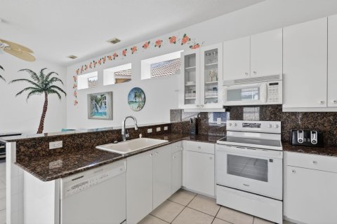 House in Port St. Lucie, Florida 3 bedrooms, 173.08 sq.m. № 2175672 - photo 18