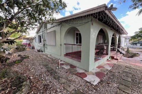 House in Hialeah, Florida 2 bedrooms, 217.76 sq.m. № 1961603 - photo 1