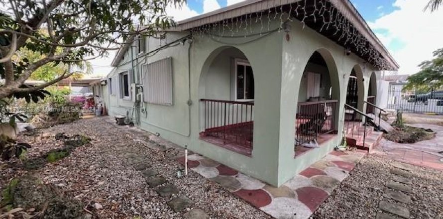 House in Hialeah, Florida 2 bedrooms, 217.76 sq.m. № 1961603