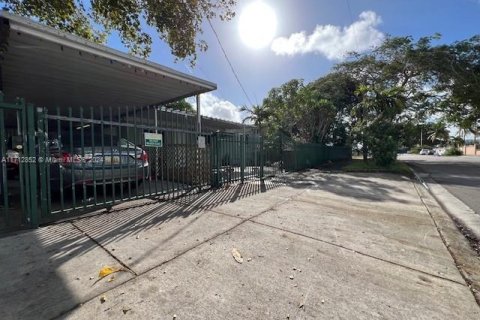 House in Hialeah, Florida 2 bedrooms, 217.76 sq.m. № 1961603 - photo 6
