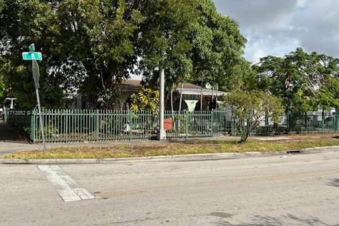 House in Hialeah, Florida 2 bedrooms, 217.76 sq.m. № 1961603 - photo 4