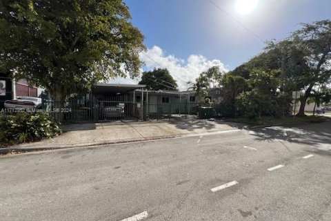 House in Hialeah, Florida 2 bedrooms, 217.76 sq.m. № 1961603 - photo 5