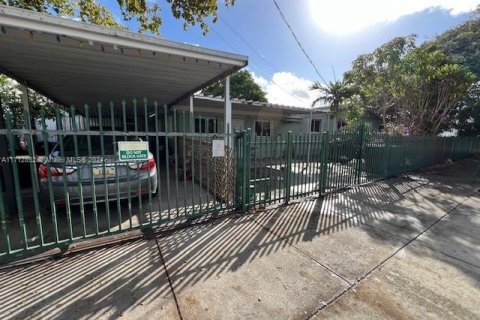 House in Hialeah, Florida 2 bedrooms, 217.76 sq.m. № 1961603 - photo 7